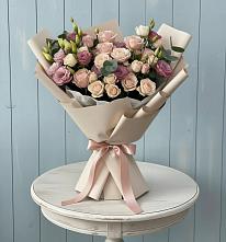 Букет цветов из:  Розы и Лизиантусы в Красноуральске
