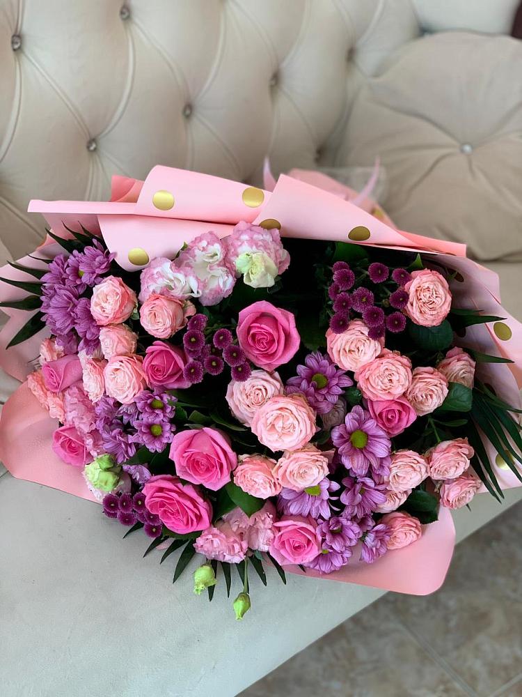 Букет цветов из: Хризантемы, Розы и Лизиантусы в Красноуральске