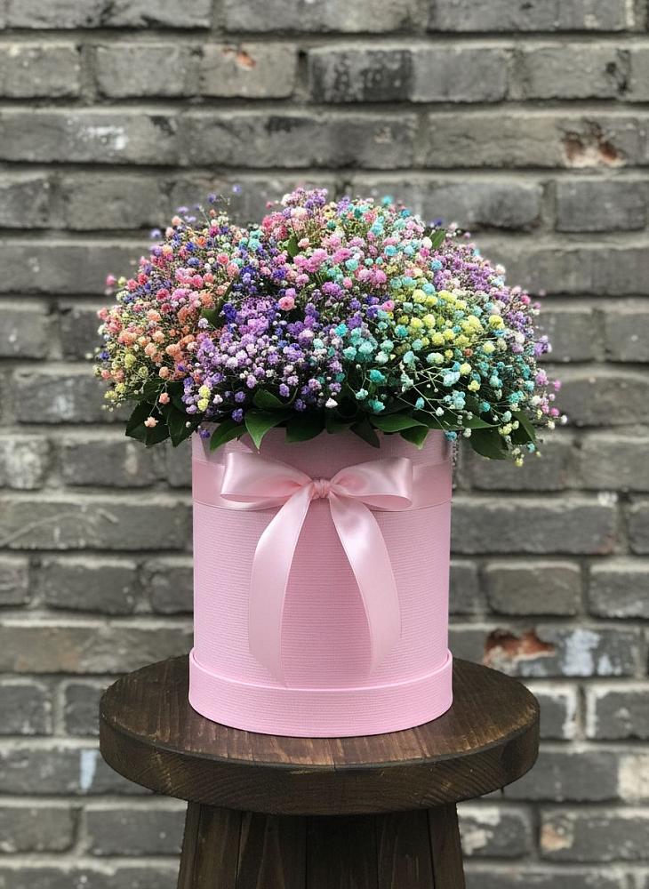 Цветочная композиция из Гипсофила и Розы в шляпной коробке в Красноуральске