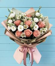 Букет цветов из:  Розы, Альстромерии и Лизиантусы в Красноуральске