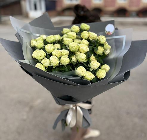 Букет Белые кустовые розы Солинеро в Красноуральске