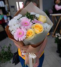 Букет цветов из:  Герберы, Розы и Хризантемы в Красноуральске