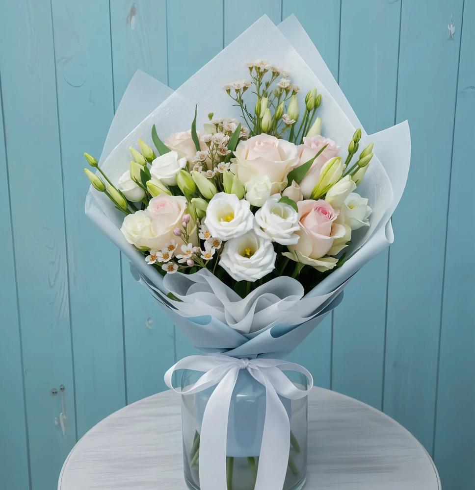 Букет цветов из: Розы и Лизиантусы в Красноуральске