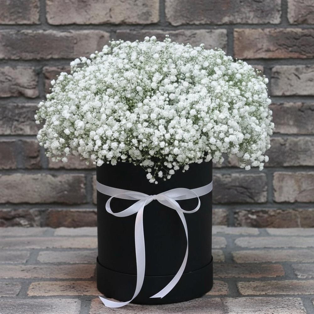 Цветочная композиция из Гипсофила в шляпной коробке в Красноуральске