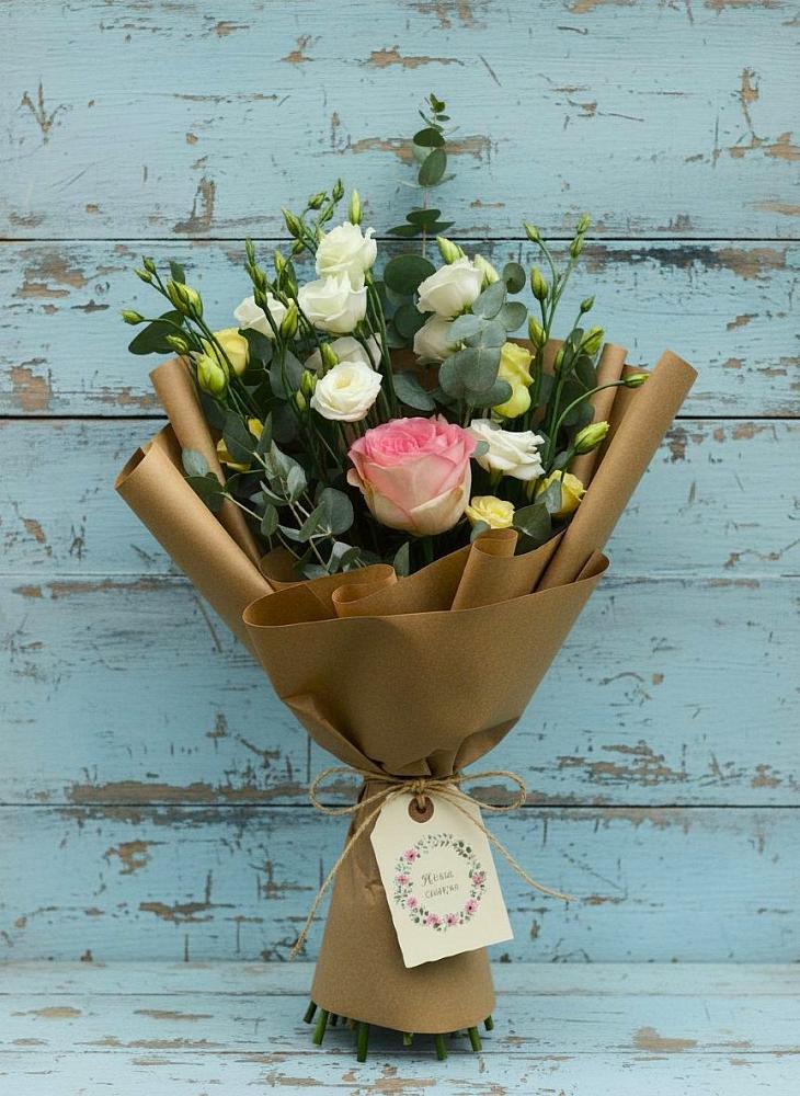 Букет цветов из: Розы и Лизиантусы в Красноуральске