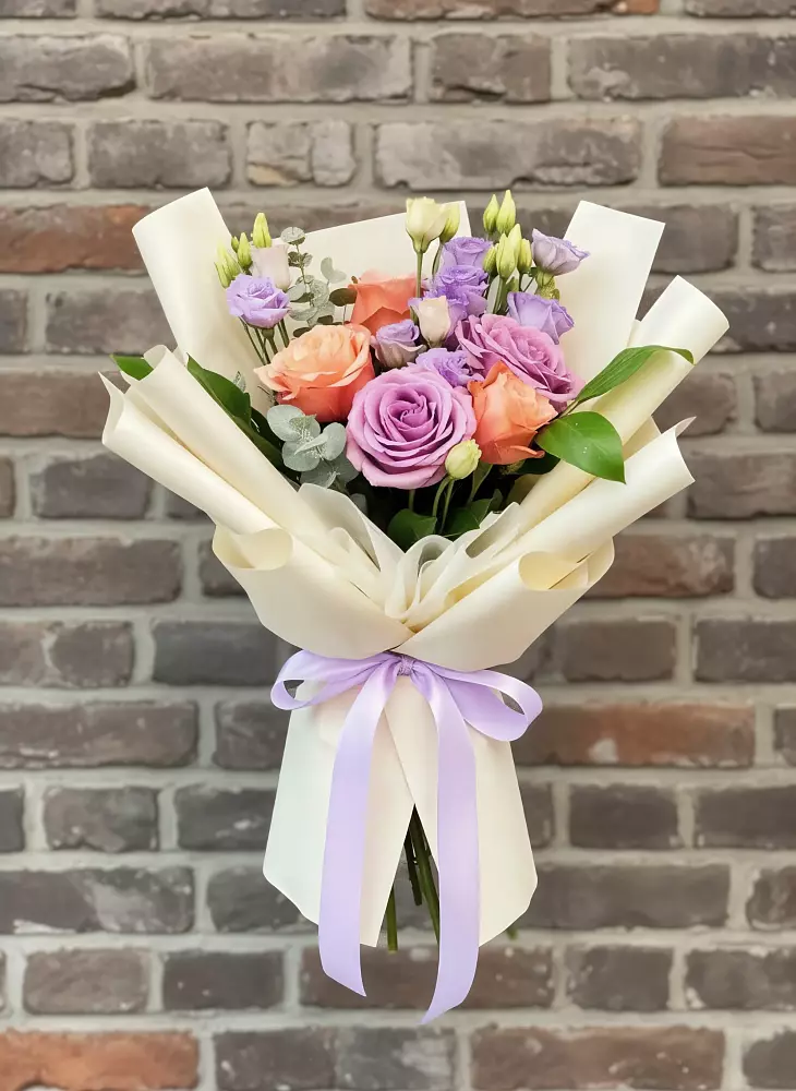 Букет цветов из: Лизиантусы и Розы в Красноуральске