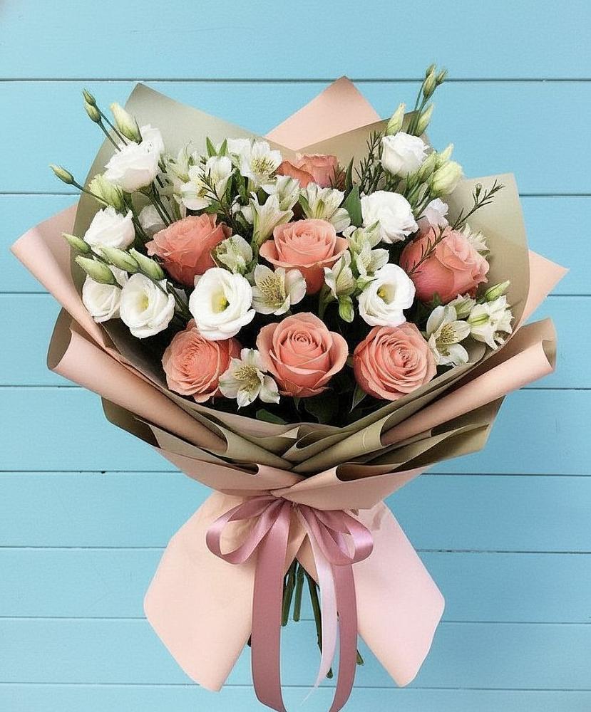 Букет цветов из: Розы, Альстромерии и Лизиантусы в Красноуральске