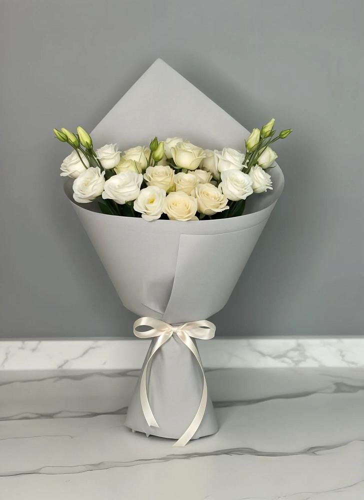 Букет цветов из: Розы и Лизиантусы в Красноуральске