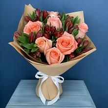Букет цветов из:  Розы и Альстромерии в Красноуральске