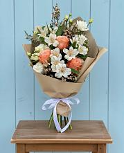 Букет цветов из:  Альстромерии, Лизиантусы, Розы и Хризантемы в Красноуральске