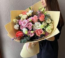 Букет цветов из:  Розы, Лизиантусы и Гвоздики #REPLACE_PRED# Красноуральске