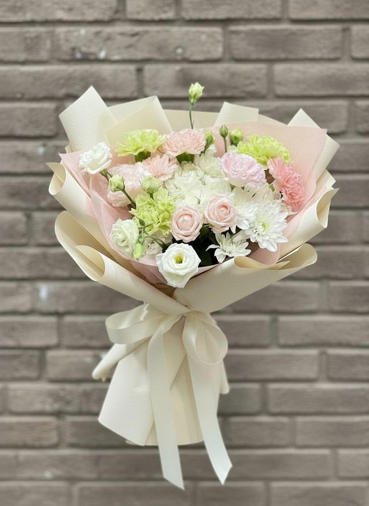 Букет цветов из: Гвоздики, Розы, Лизиантусы и Хризантемы в Красноуральске