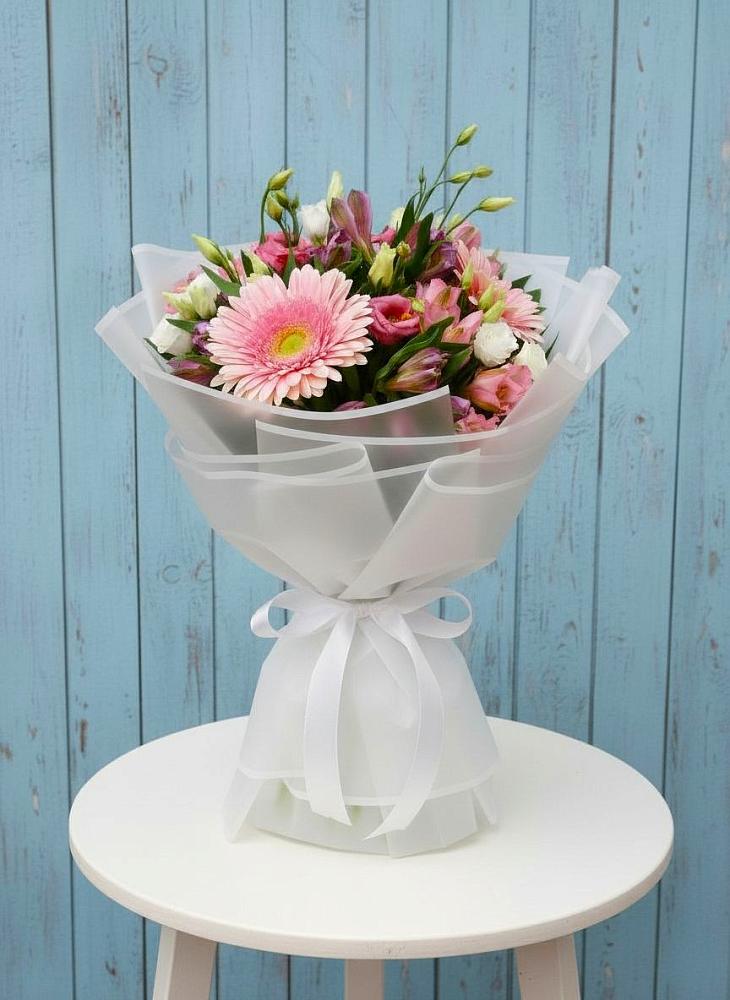 Букет цветов из: Герберы, Альстромерии и Лизиантусы в Красноуральске