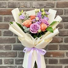 Букет цветов из:  Лизиантусы и Розы в Красноуральске