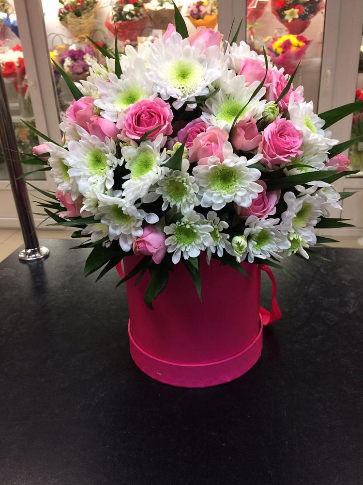 Цветочная композиция из Розы и Хризантемы в шляпной коробке в Красноуральске