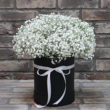 Цветочная композиция из Гипсофила в шляпной коробке в Красноуральске