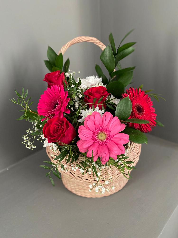 Цветочная композиция из Розы, Хризантемы и Герберы в корзине в Красноуральске