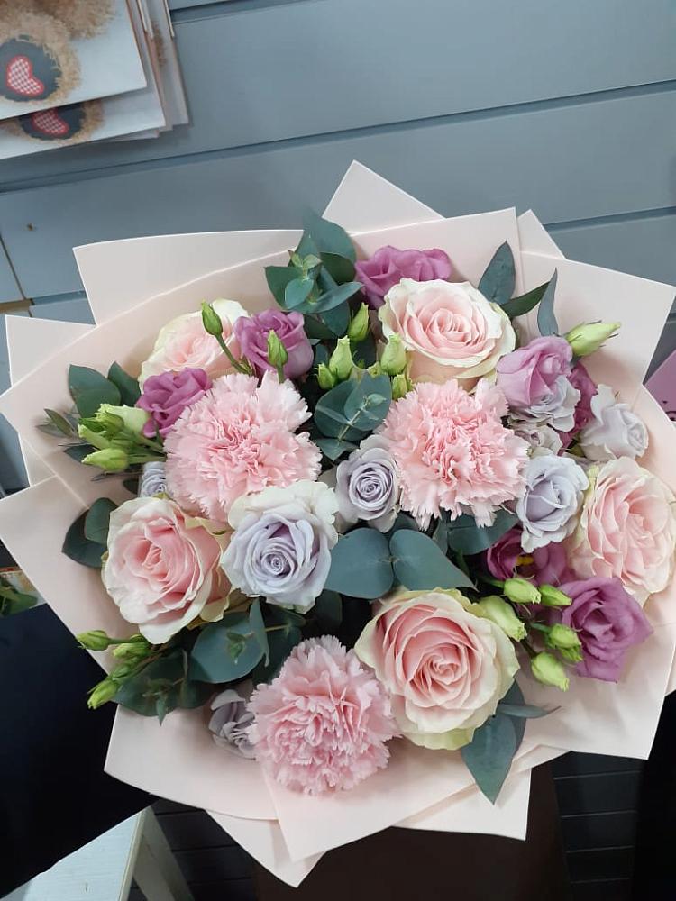 Букет цветов из: Розы, Гвоздики и Лизиантусы в Красноуральске