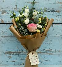 Букет цветов из:  Розы и Лизиантусы в Красноуральске