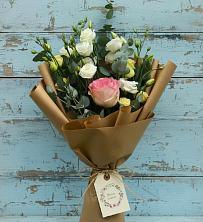 Букет цветов из:  Розы и Лизиантусы в Красноуральске