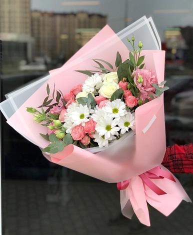 Букет цветов из: Розы, Лизиантусы и Хризантемы в Красноуральске