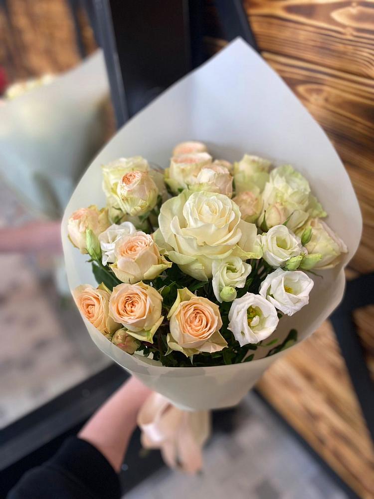 Букет цветов из: Розы и Лизиантусы в Красноуральске