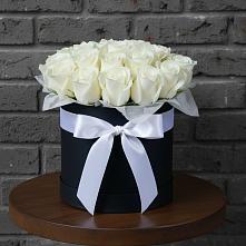 Цветочная композиция из Розы в шляпной коробке в Красноуральске