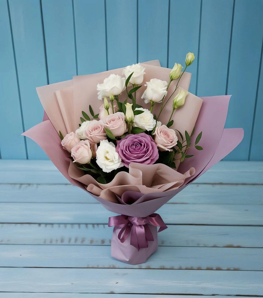 Букет цветов из: Розы и Лизиантусы в Красноуральске